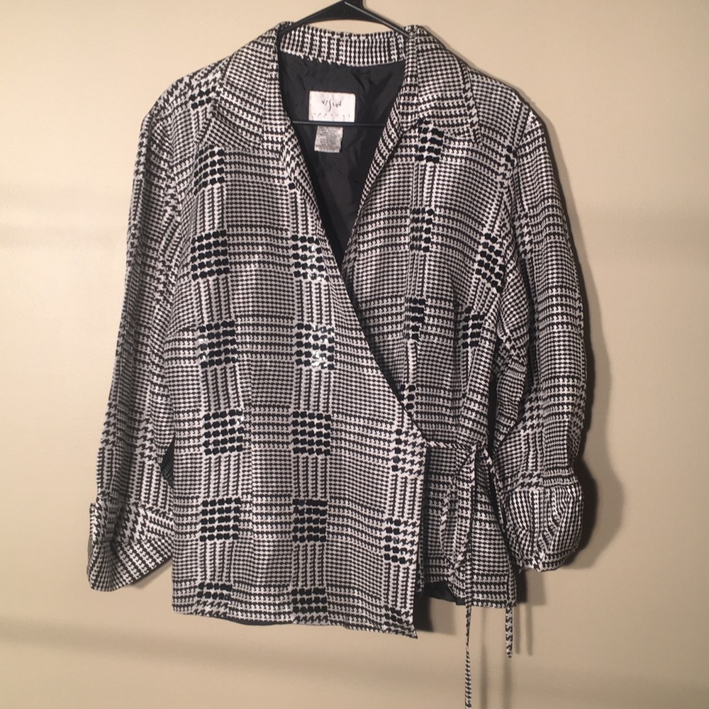 Vision Apparel - black and white envelope top 18W